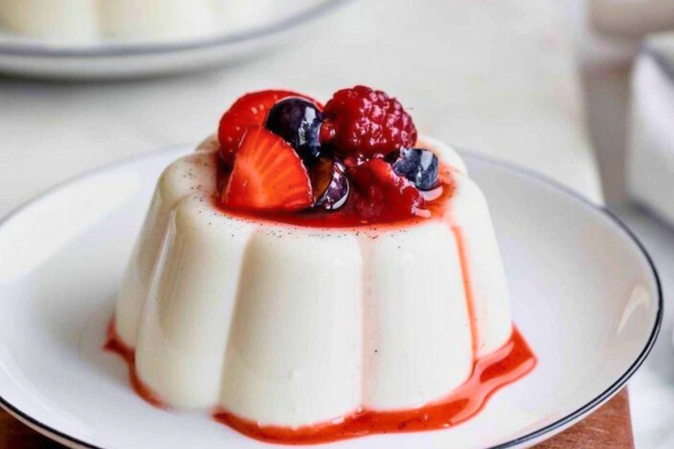 Receta de Panna Cotta con Salsa de Fresa